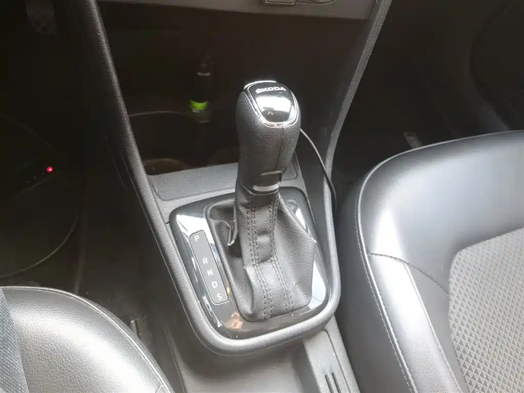 Škoda Skoda Rapid Spaceback 2014 1.6L Automatic Joy Edition фото 14