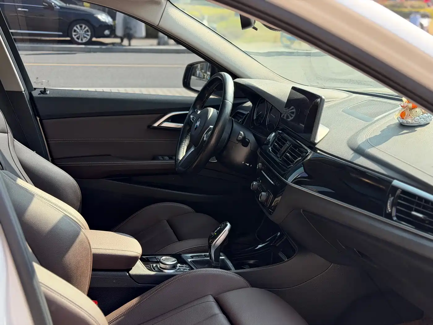 BMW 1 Series 2023 125i M Sport Shadow Edition фото 12