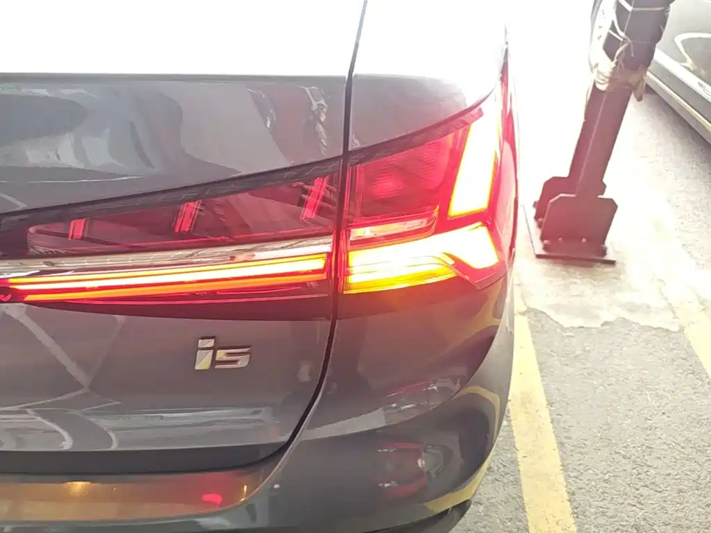 Фото 8 - Roewe i5