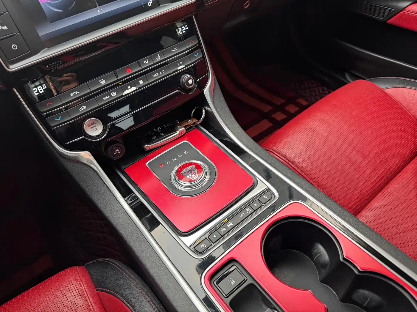 Jaguar XE 2015 2.0T 200PS R-Sport фото 23