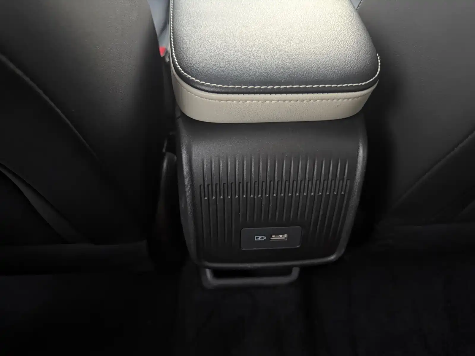 Фото 13 - Geely Geometry E Firefly