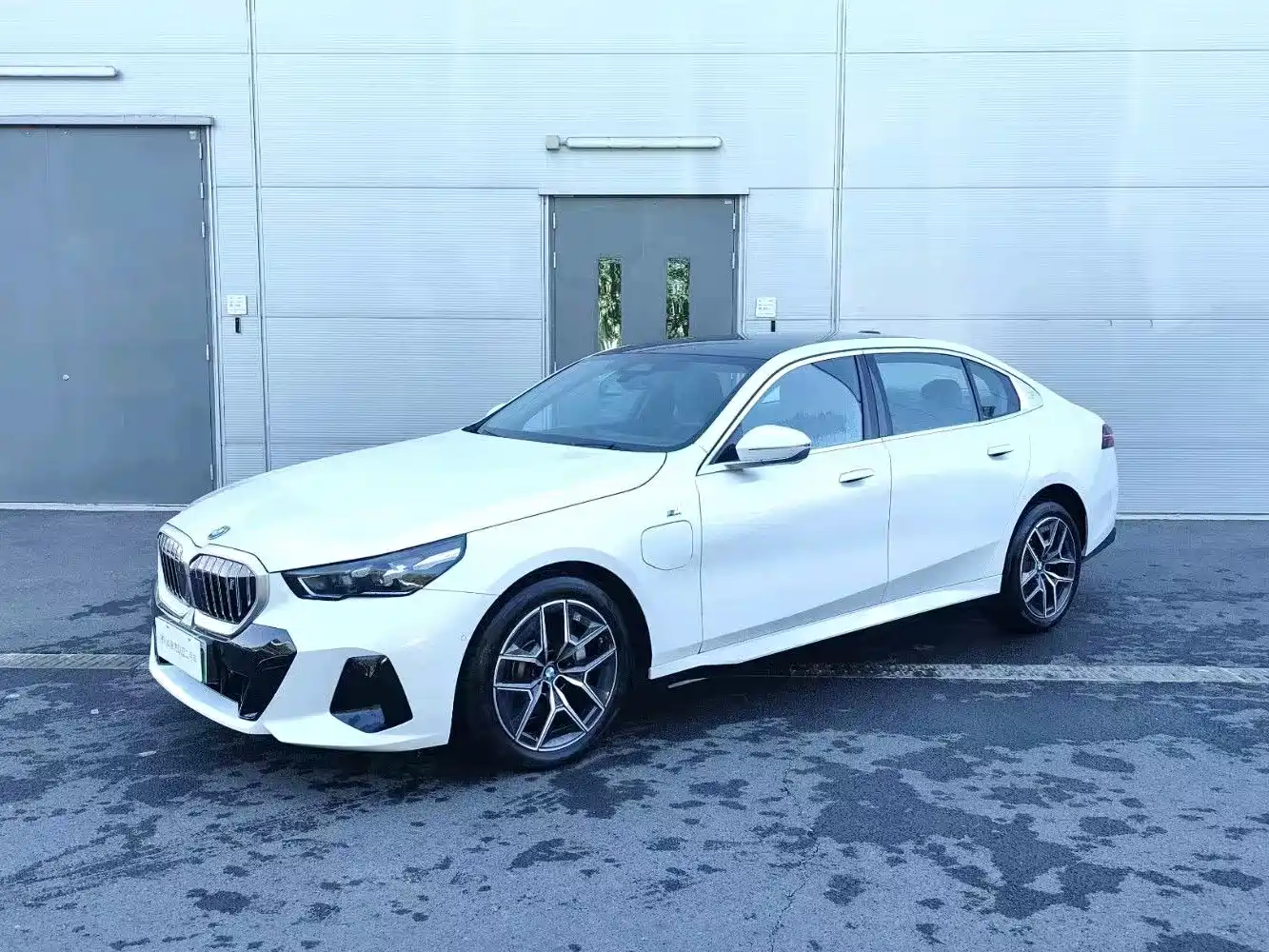 Photo 1 - BMW i5
