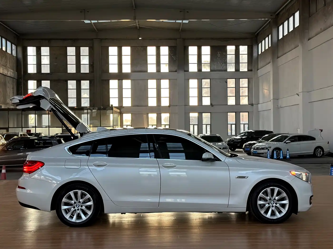BMW 5 Series GT 2014 528i Leading фото 11