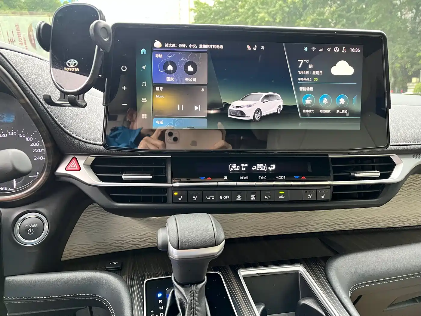 Toyota Sienna 2024 2.5L Hybrid 4WD Premium Edition фото 11