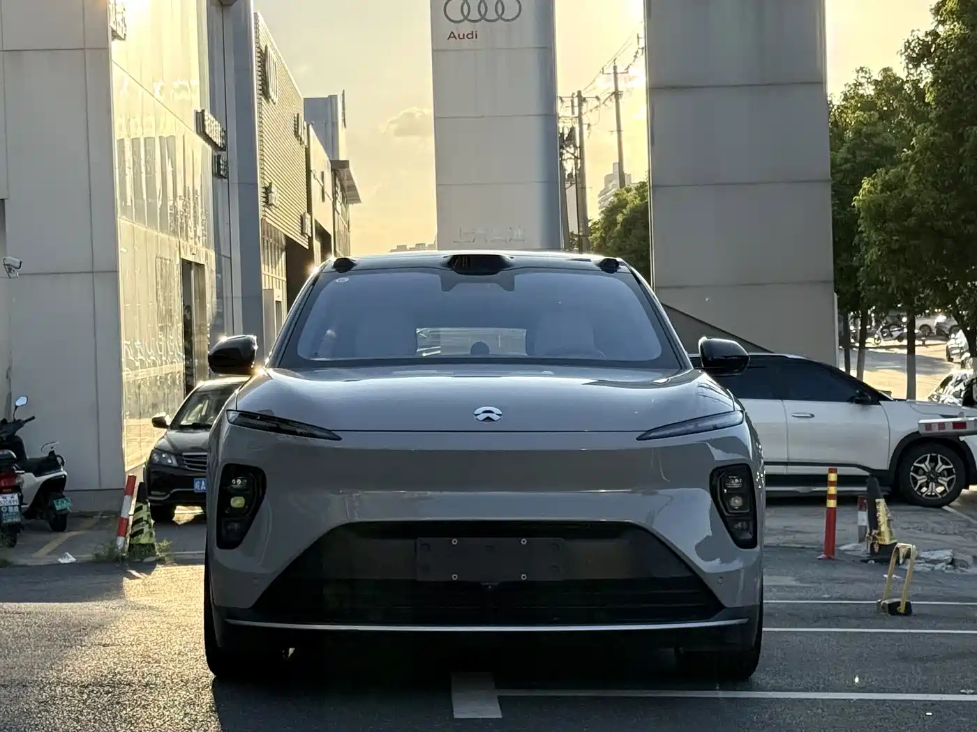 Фото 2 - NIO ES8