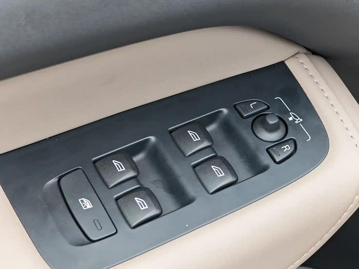 Volvo XC60 2026 B5 AWD Zhiyuan Sport Edition фото 17