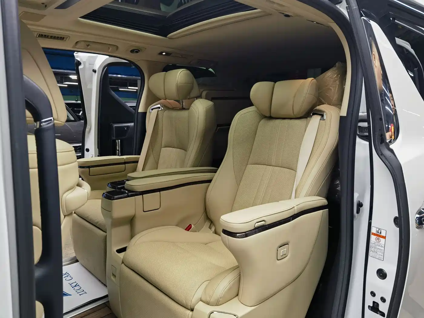 Toyota Alphard 2020 Hybrid 2.5L Premium Edition фото 19