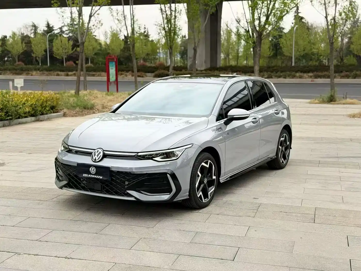 Volkswagen Golf 2025 300TSI R-Line