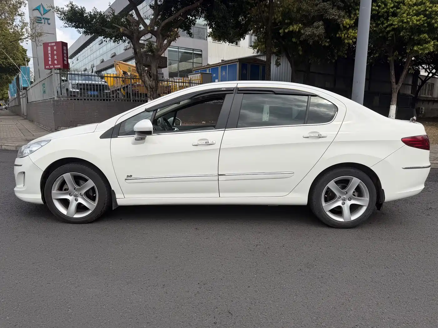 Peugeot 408 2012 2.0L Roland Garros Edition фото 4