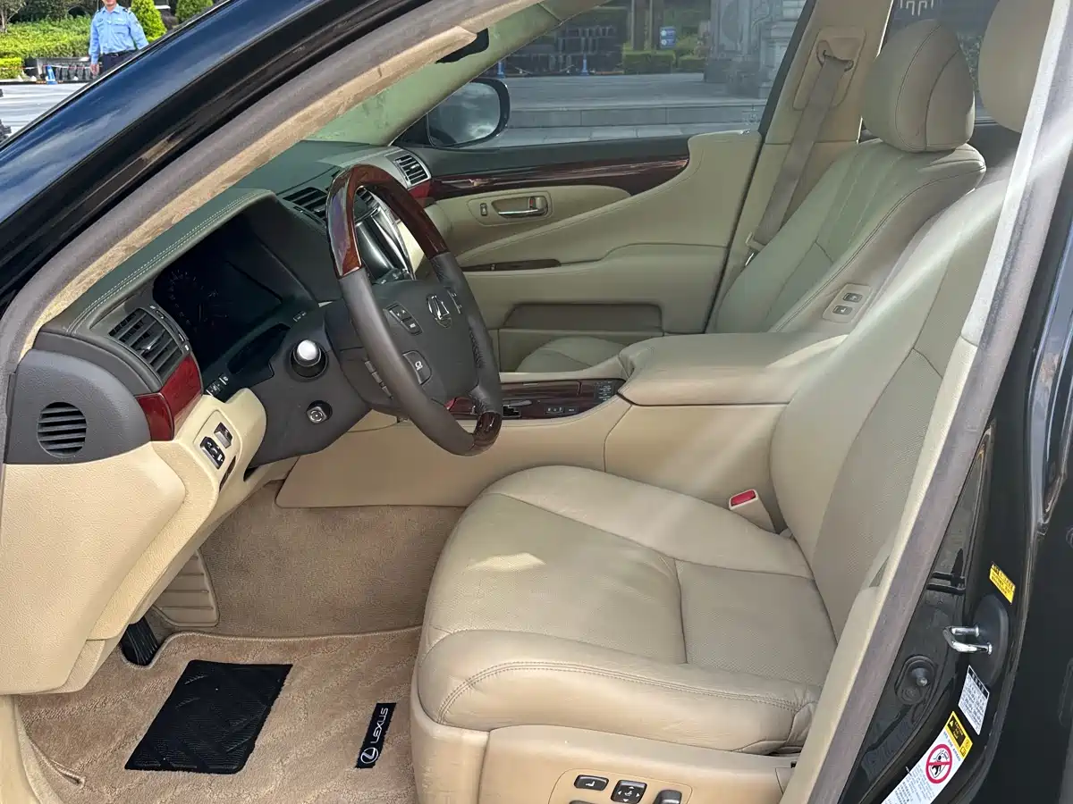 Фото 10 - Lexus LS