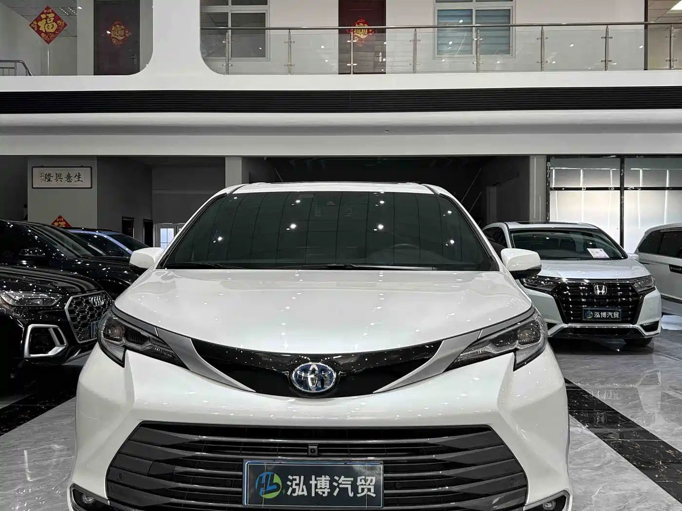 Toyota Sienna 2023 2.5L Hybrid Premium Edition фото 2