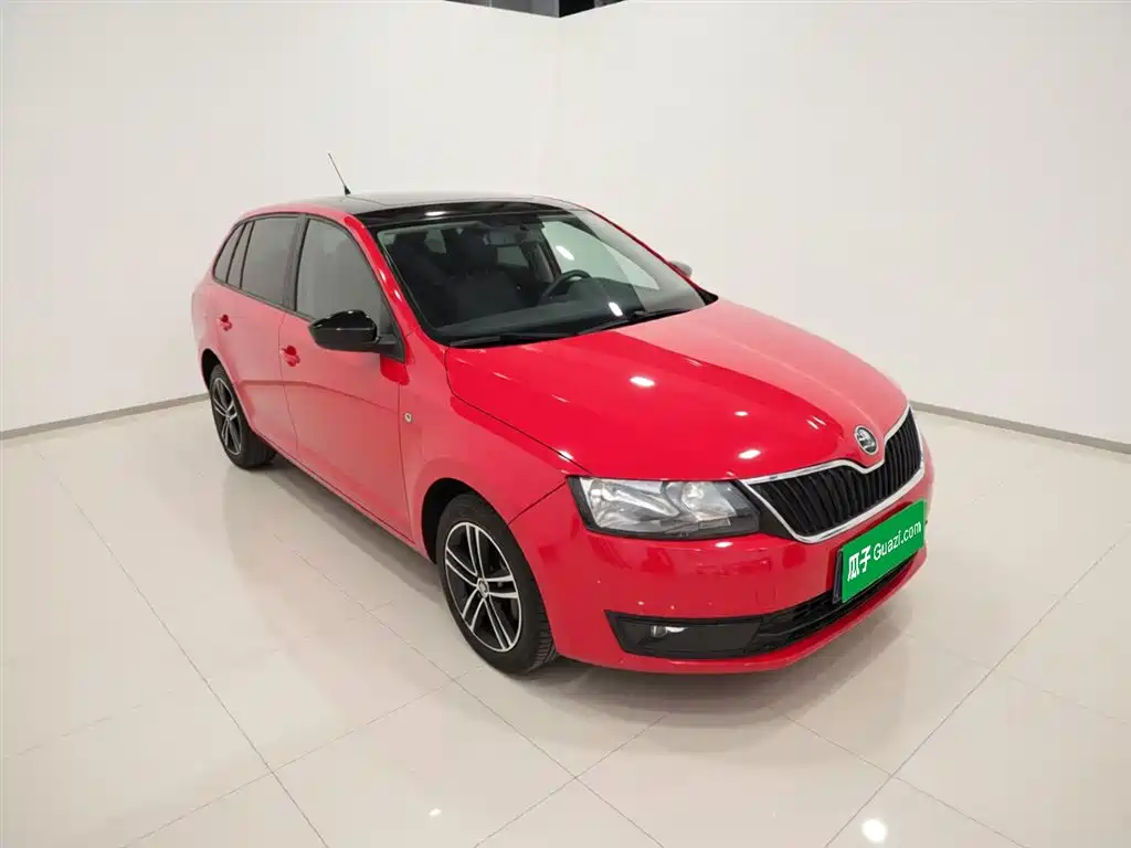 Škoda Skoda Rapid Spaceback 2014 1.6L Automatic Joy Edition фото 4