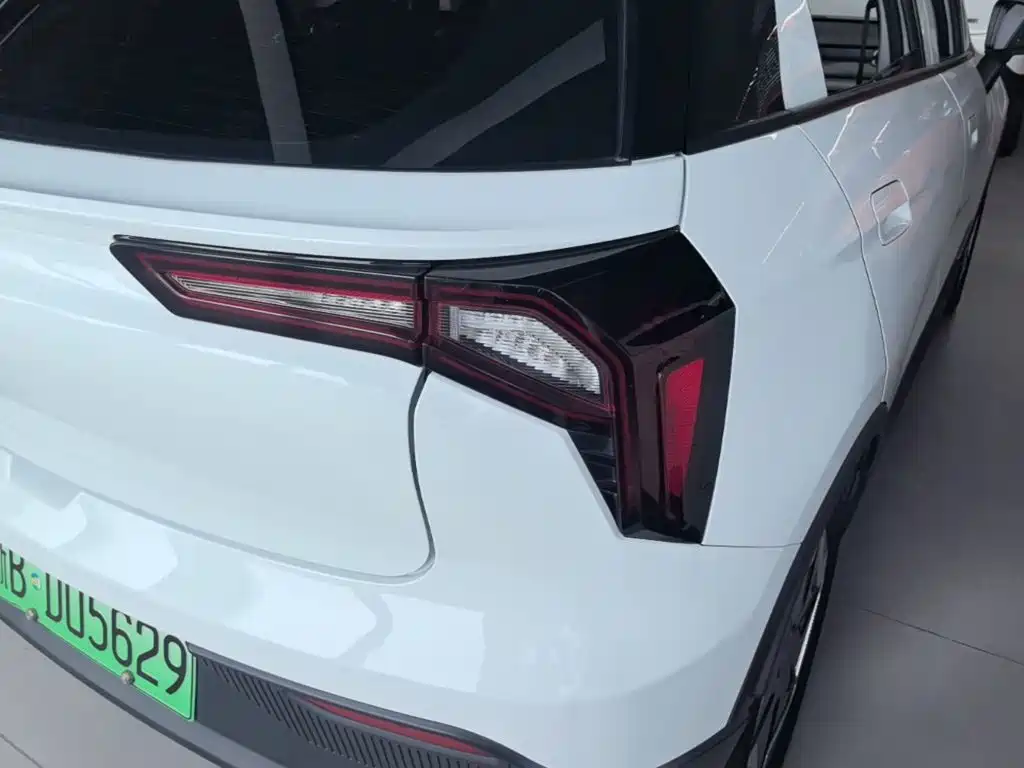 Фото 8 - Geely Geometry E Firefly