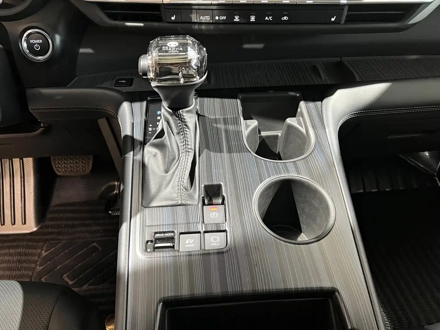 Toyota Granvia 2025 2024 2.5L Hybrid Premium PLUS