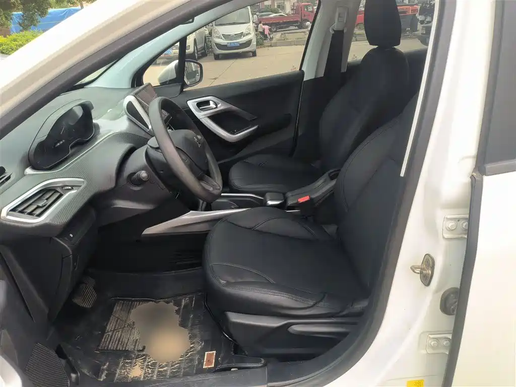 Peugeot 2008 2014 1.6L Automatic Trend Edition фото 15