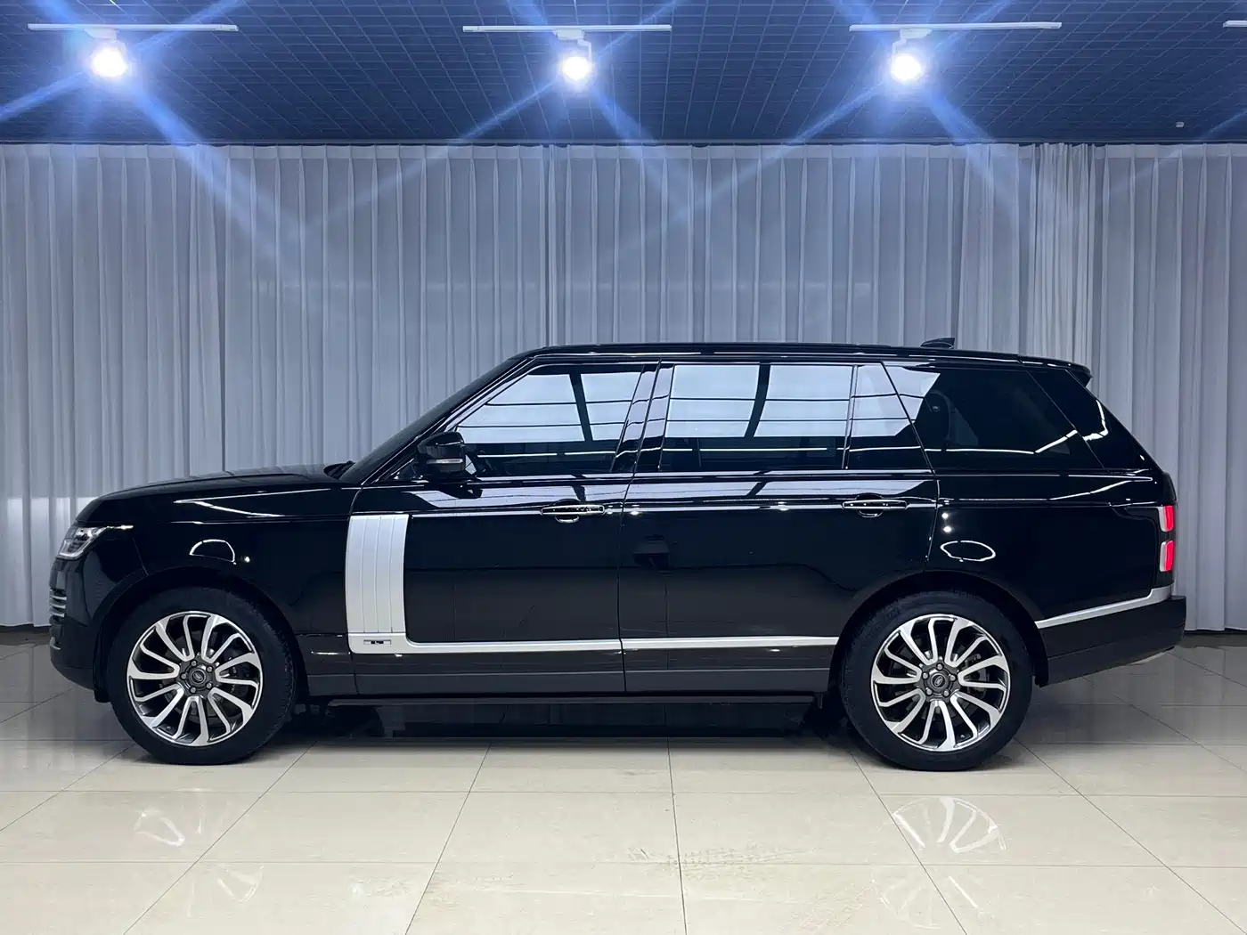 Land Rover Range Rover 2022 3.0 L6 400PS Heritage Extended Classic Edition фото 4