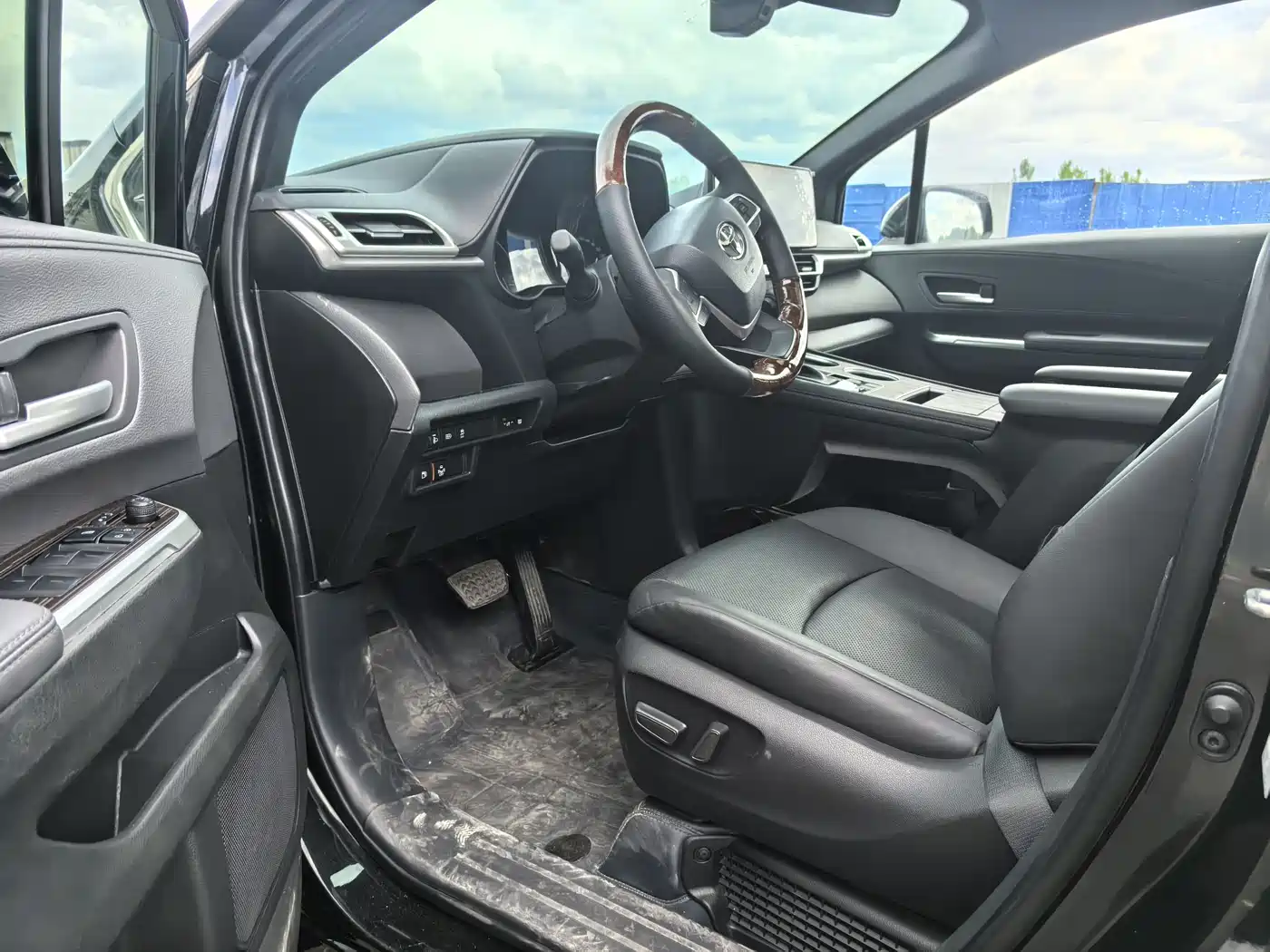 Toyota Sienna 2024 2.5L Hybrid AWD Luxury Edition фото 4