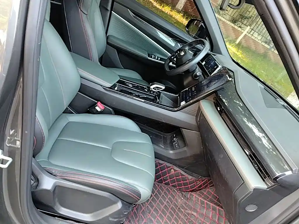 Фото 25 - Geely Atlas