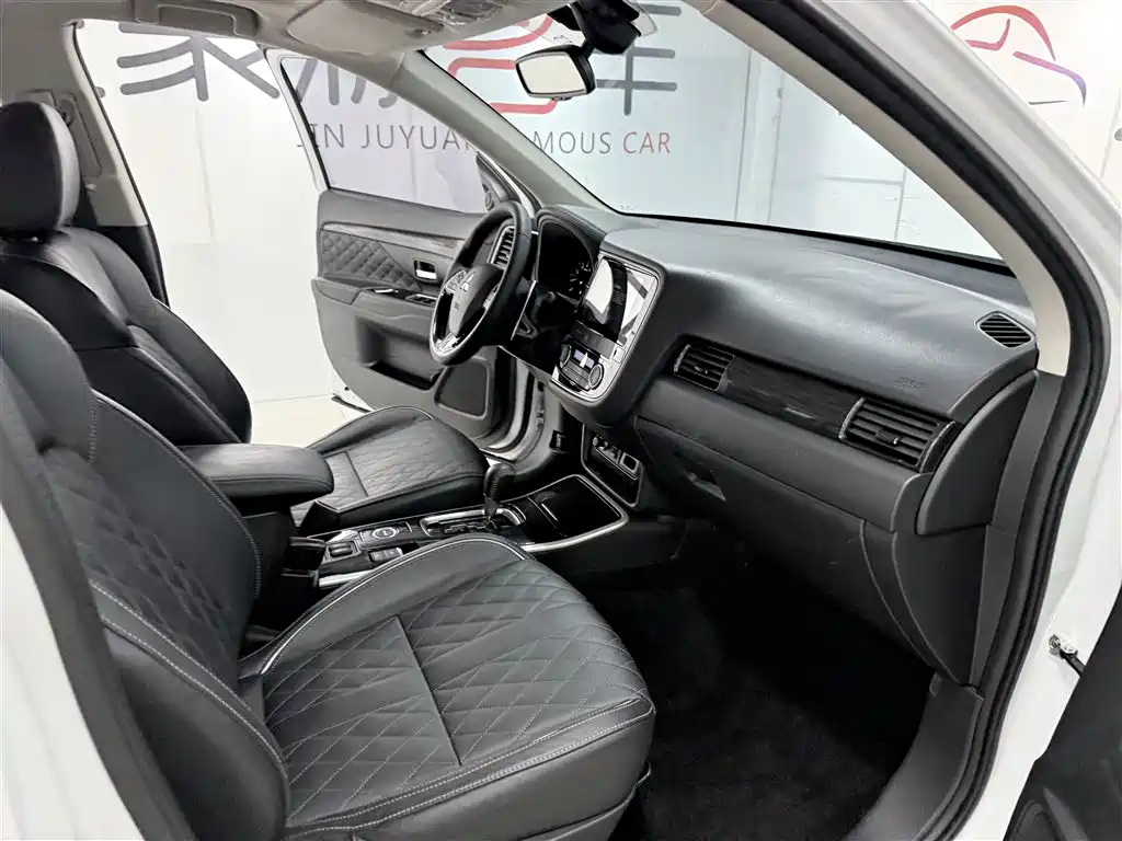 Mitsubishi Outlander 2020 2.4L 4WD Luxury 5-seater фото 16