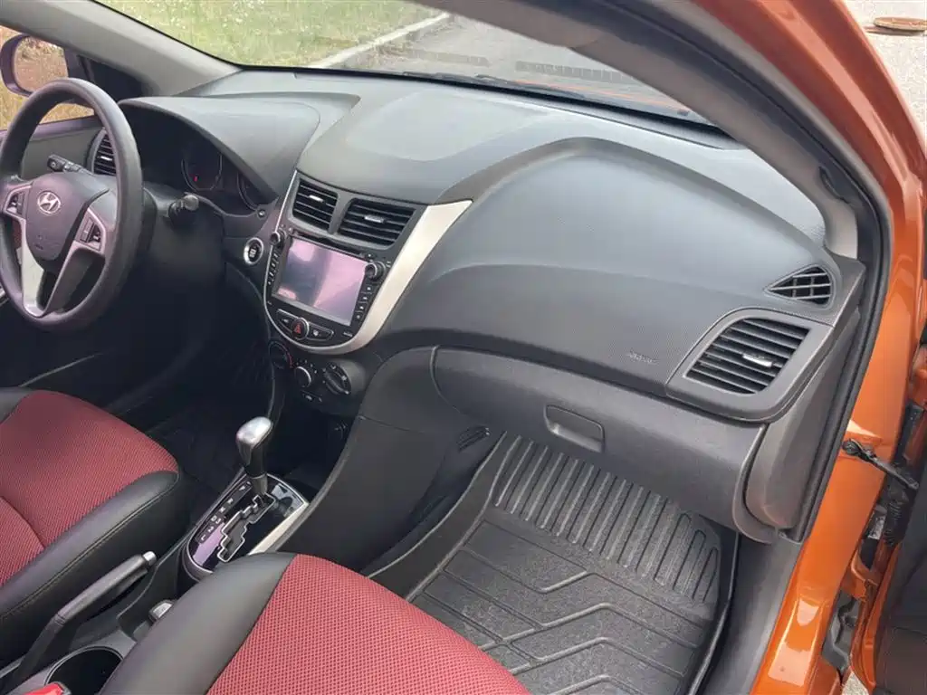 Hyundai Reina 2014 Model 1.6L Automatic TOP фото 2