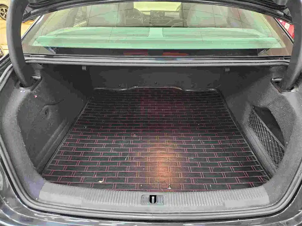 Фото 14 - Audi A6L