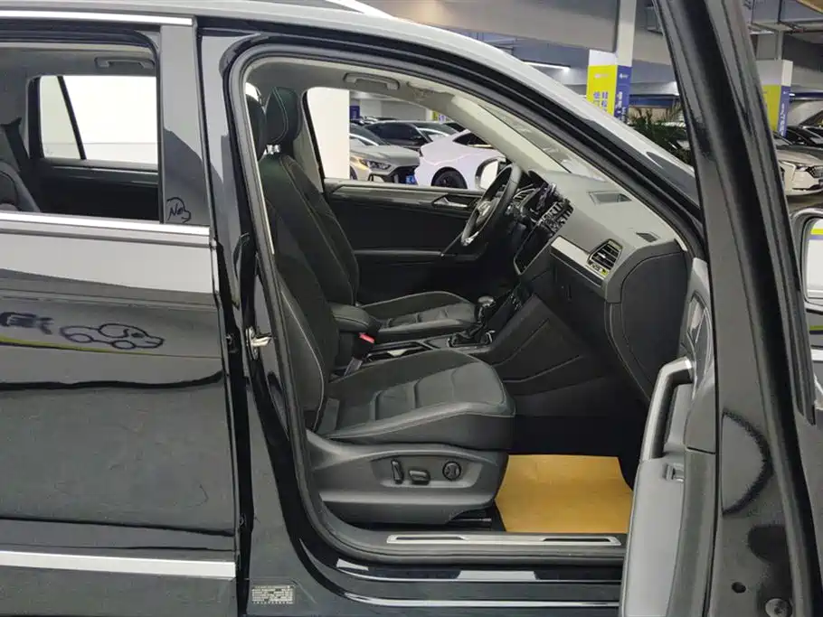 Volkswagen Tiguan L 2021 330TSI Automatic 2WD R-Line Premium фото 8