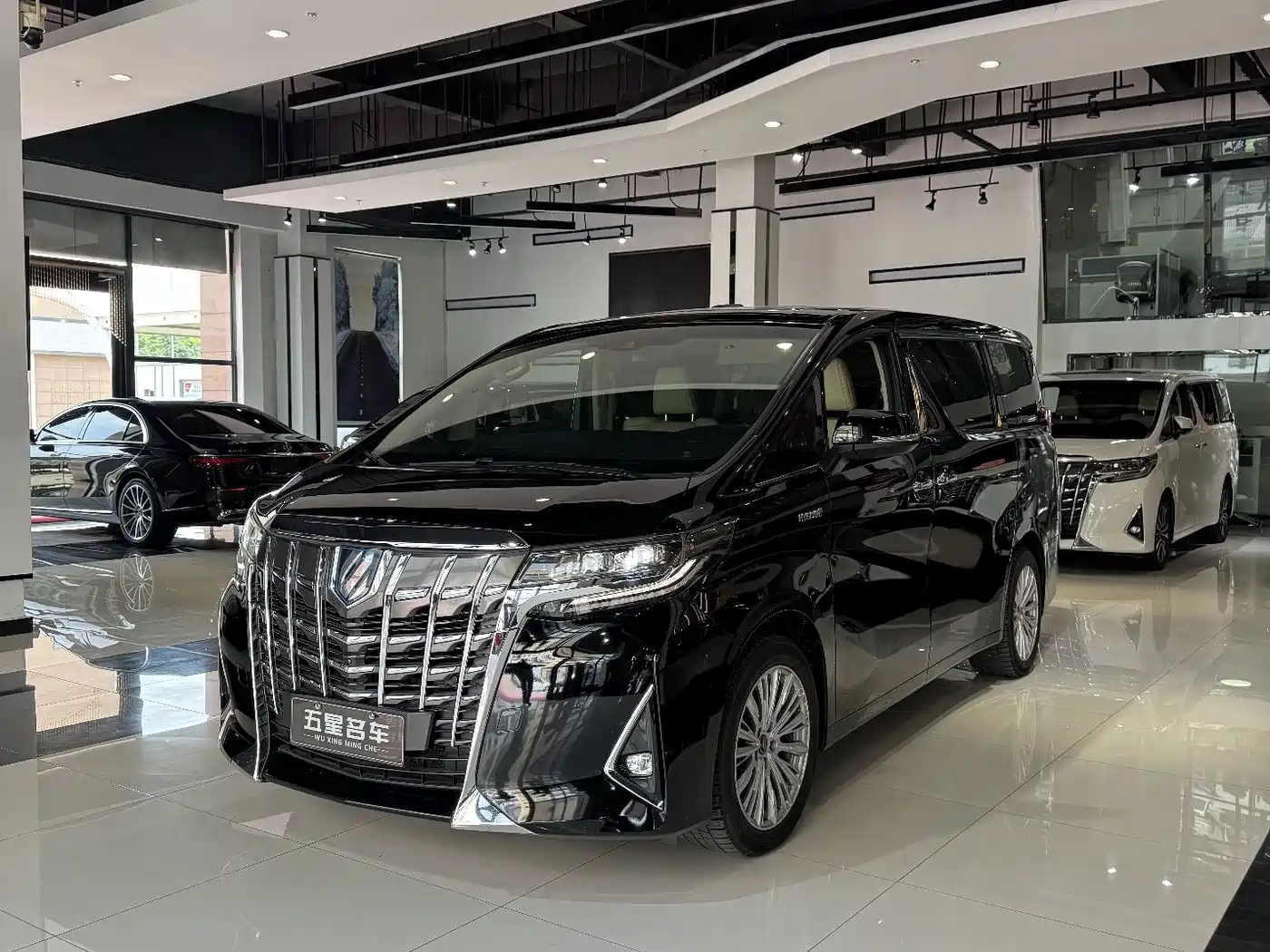 Фото 1 - Toyota Alphard