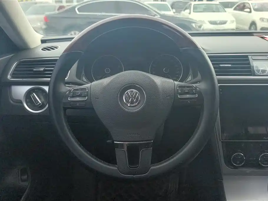 Volkswagen Passat 2014 1.8TSI DSG Luxury Edition фото 15