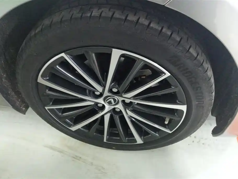 Lexus ES 2022 300h Ultimate Edition фото 6