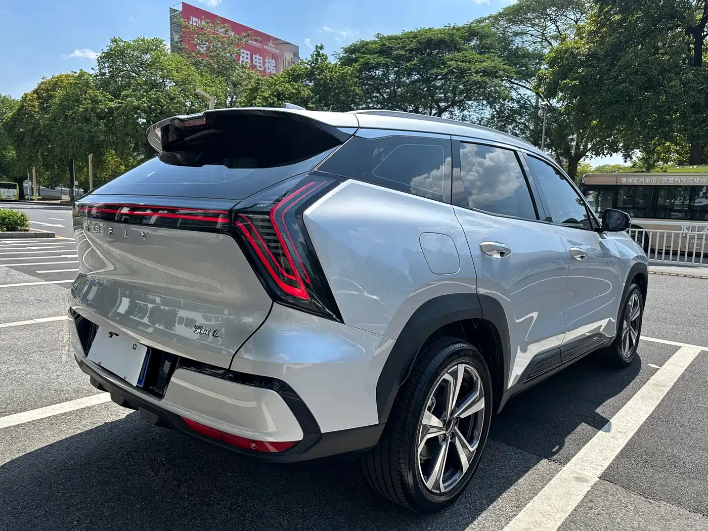 Фото 6 - Geely Boyue L