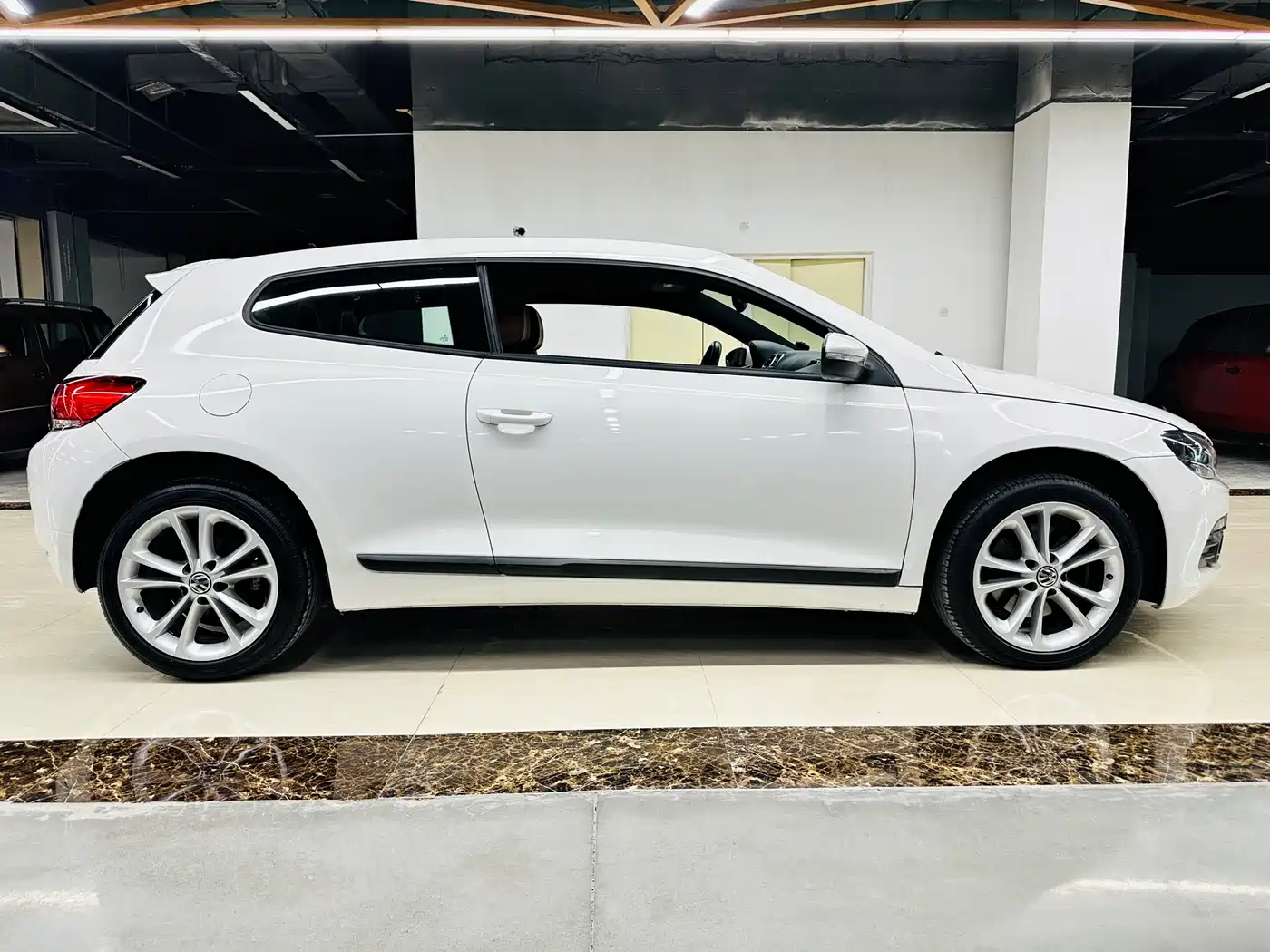 Volkswagen Scirocco 2010 2.0TSI Luxury Edition фото 5