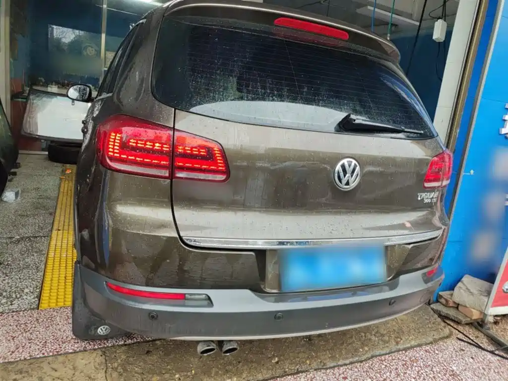 VOLKSWAGEN TIGUAN