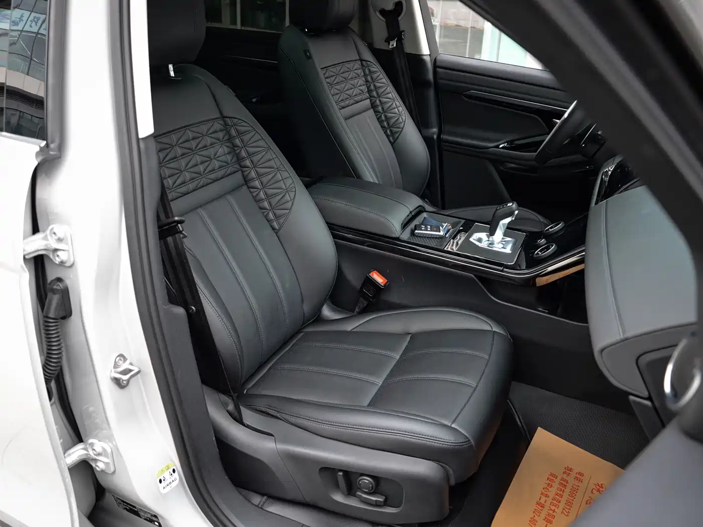 Land Rover Range Rover Evoque 2023 Range Rover Evoque L 249PS Corinthian Bronze Special Edition фото 31
