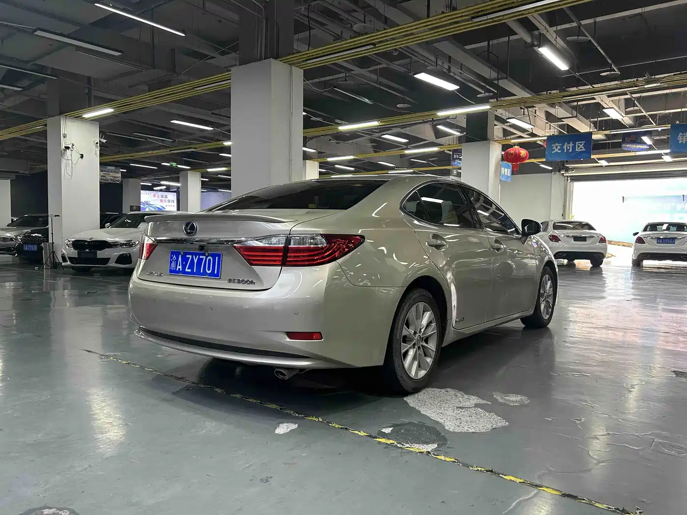 Lexus ES 2014 300h Elite Edition фото 6