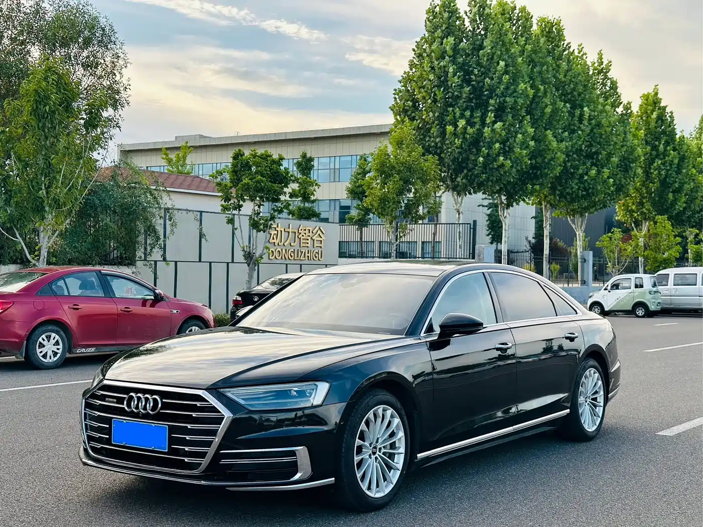Фото 1 - Audi A8