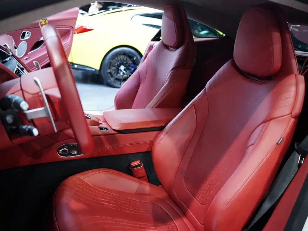 Фото 21 - Aston Martin DB11