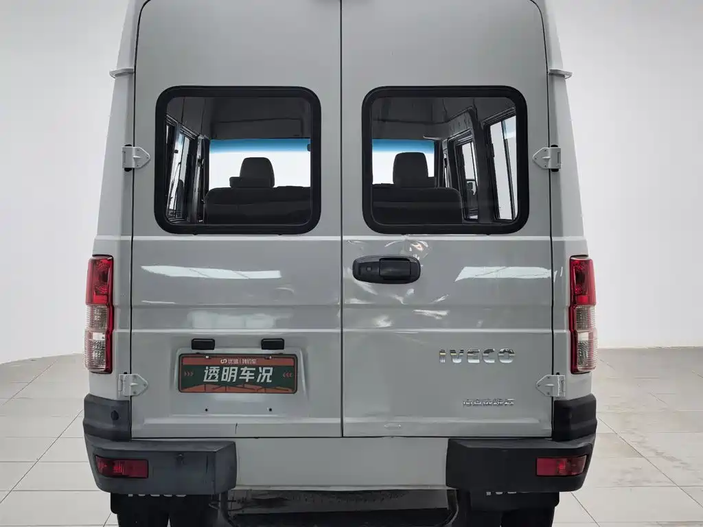 Iveco Daily 2023 2021 Model 2.5T A35 M1 Passenger Vehicle 5-9 Seats Short Wheelbase Medium Roof Dual Tires Manual Door