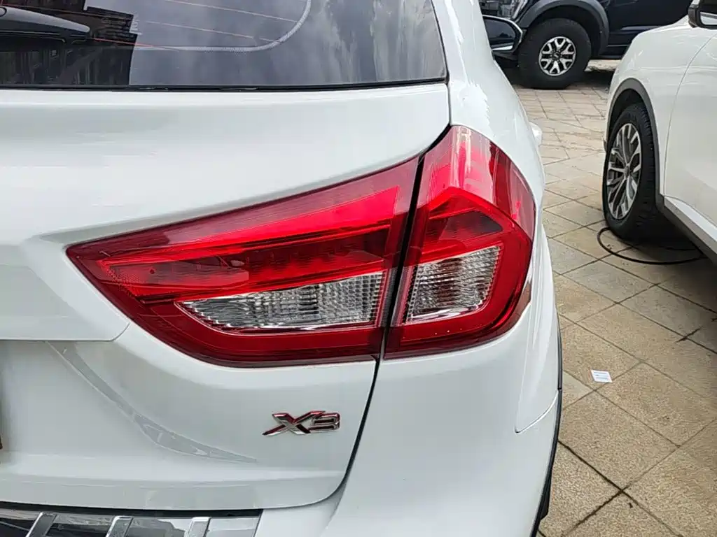 Фото 8 - Geely Vision X3