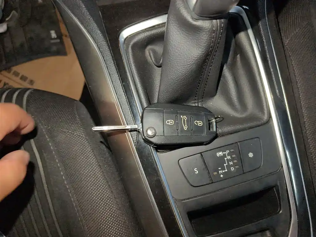 Peugeot 408 2015 Model 1.2T Automatic Luxury Edition фото 14
