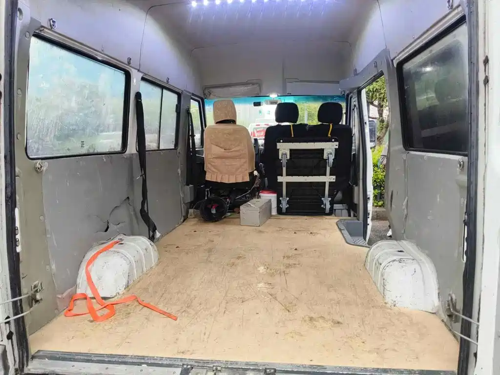 Iveco Daily 2020 2020 Model 2.5T A35 Bus Single-Tire Medium Roof 5-9 Seats China V