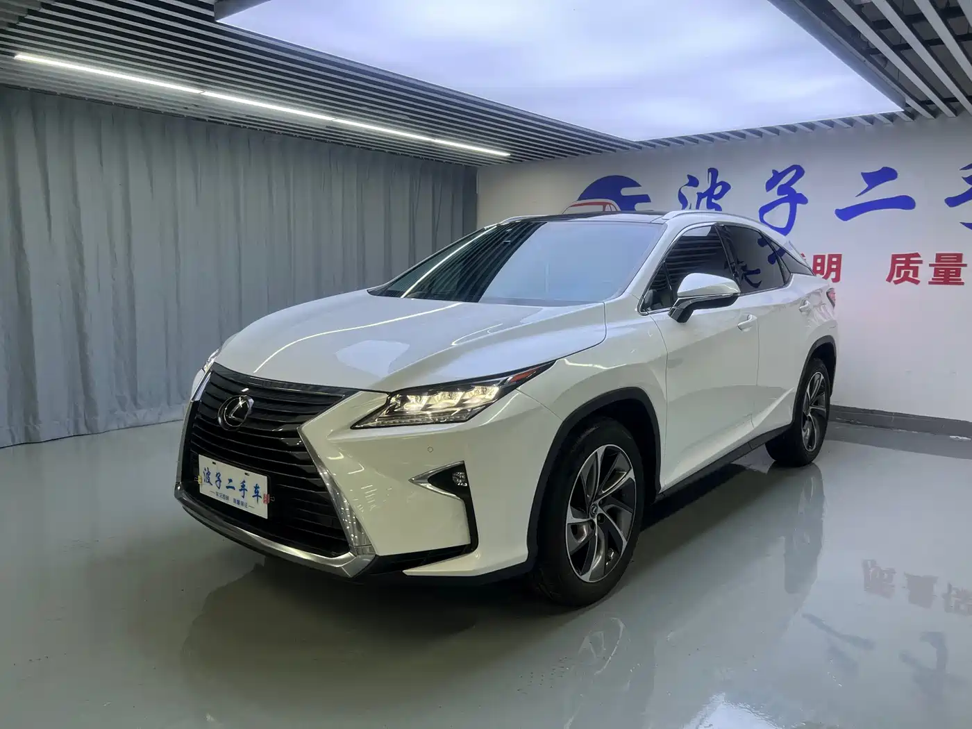 Фото 1 - Lexus RX