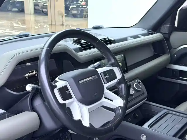 Land Rover Defender 2020 110 P400 Dark Special Edition — фото 4