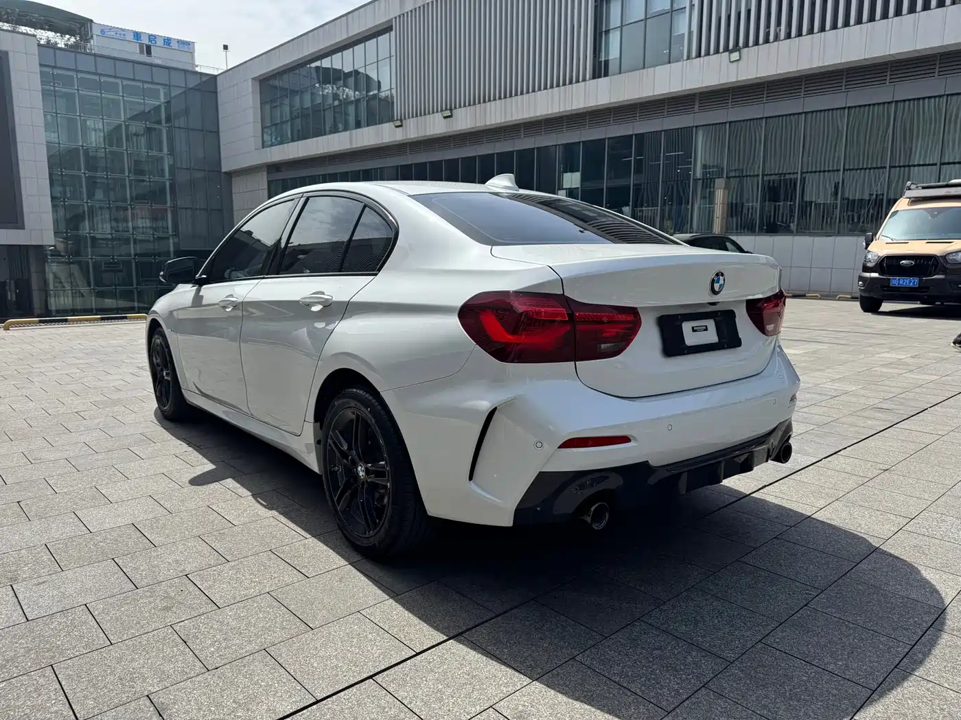 BMW 1 Series 2023 120i M Sport Shadow Edition фото 7