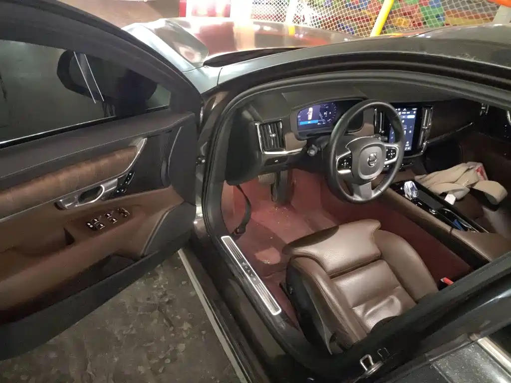 Фото 12 - Volvo S90
