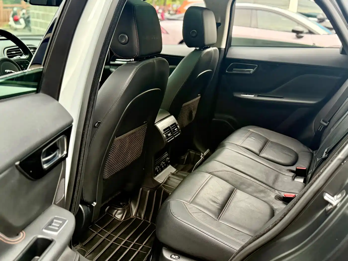 Jaguar F-PACE 2016 2016 2.0T FWD Urban Premium Edition