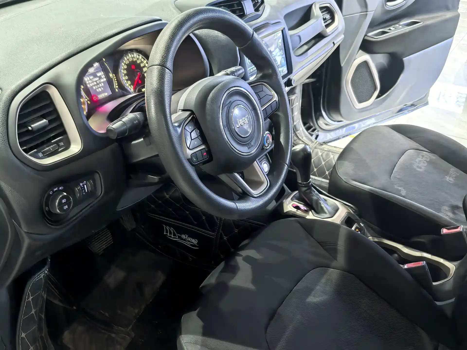 Photo 5 - Jeep Renegade