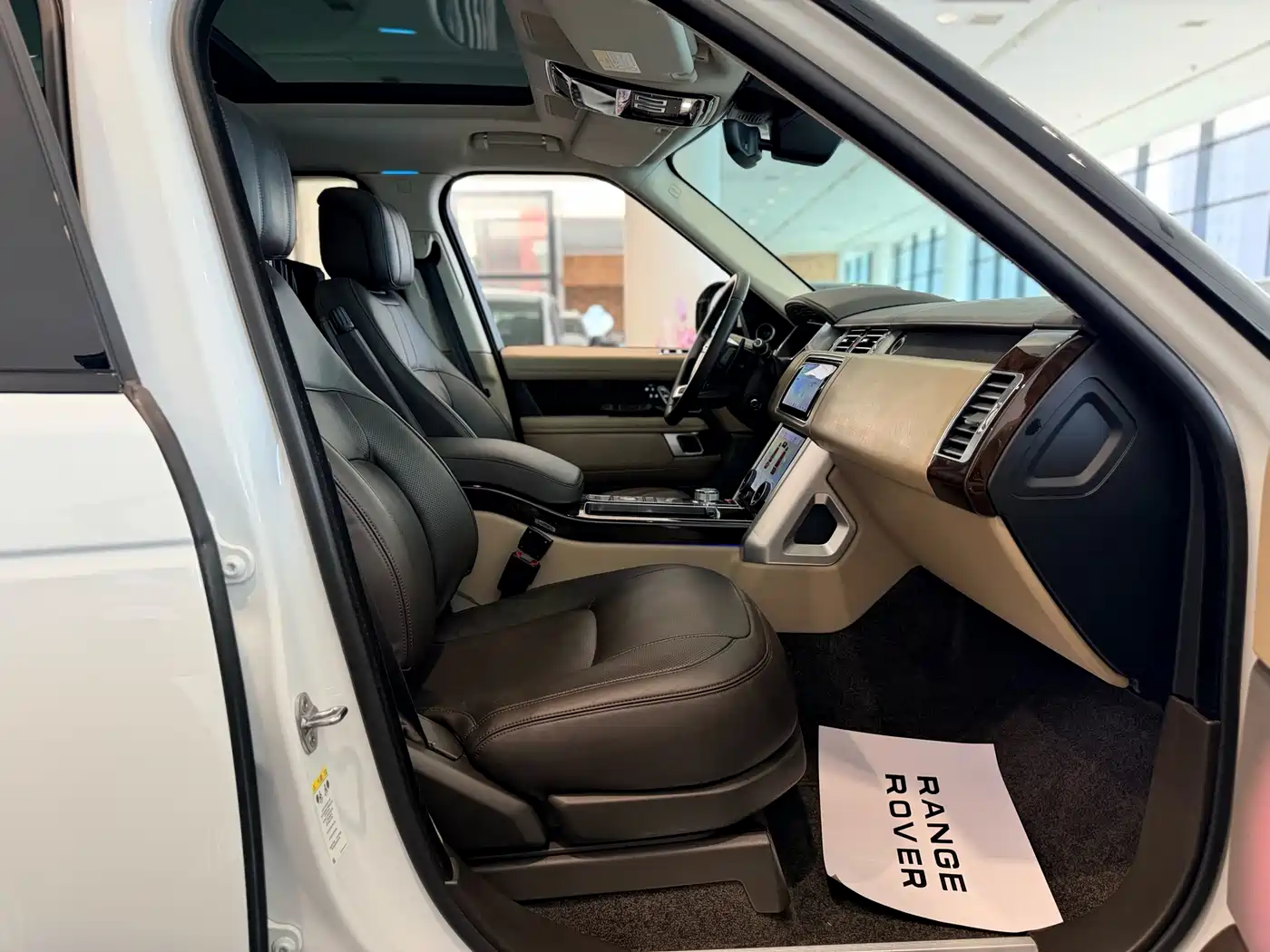 Land Rover Range Rover 2020 3.0 L6 Heritage Extended Edition фото 21