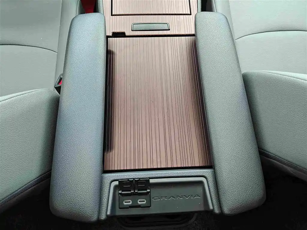 Toyota Granvia 2024 2023 2.5L Hybrid Comfort Edition