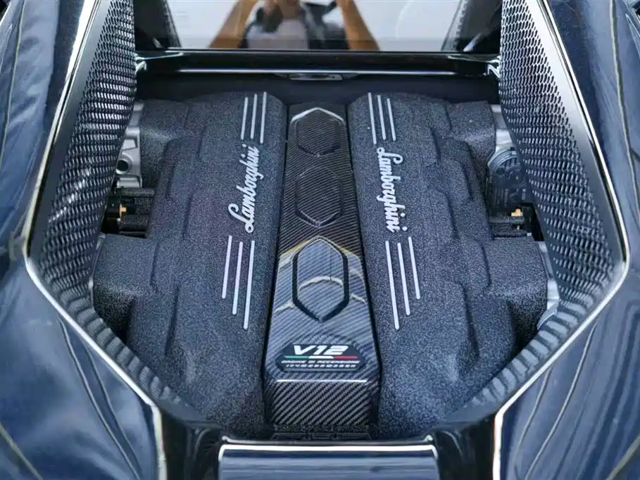 LAMBORGHINI REVUELTO