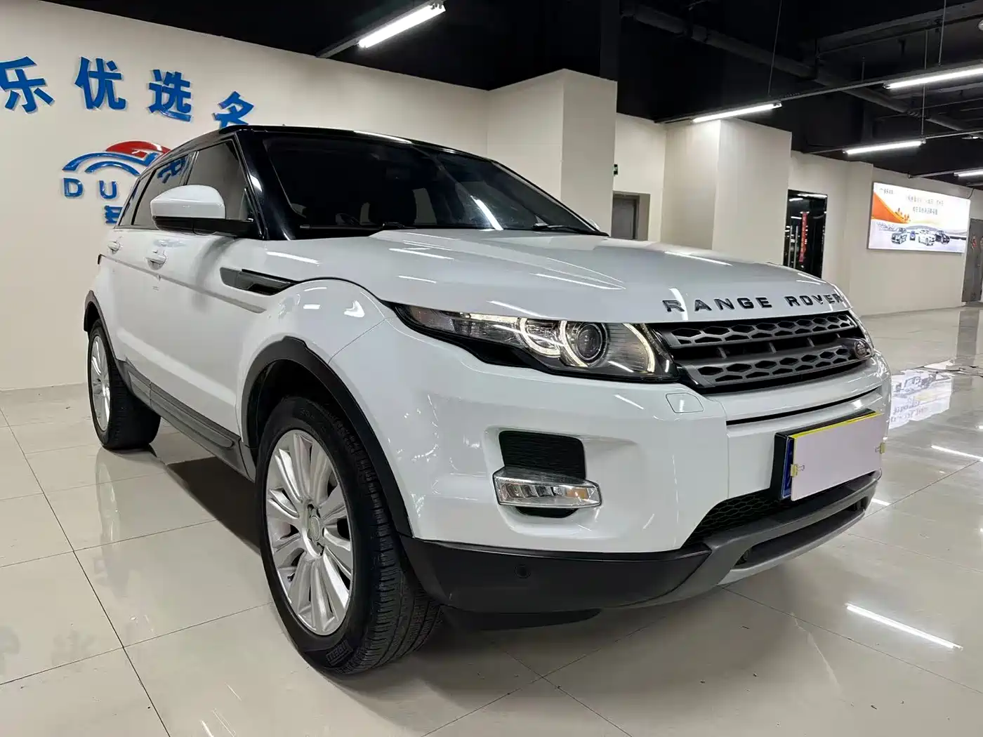 Land Rover Range Rover Evoque 2015 2.0T 5-Door Intelligent Edition фото 3